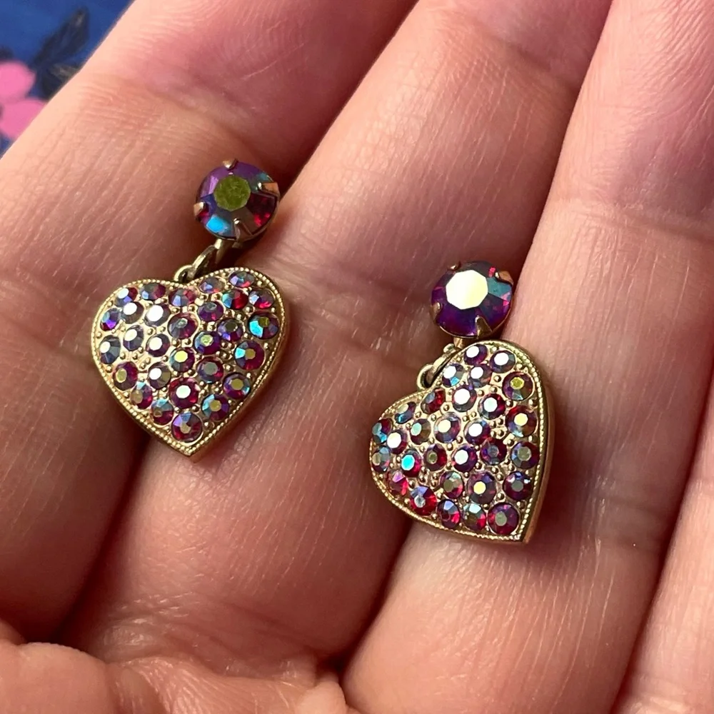 Vtg signed Weiss red AB crystal/rhinestone & goldtone heart screwback earrings - Picture 6 of 11